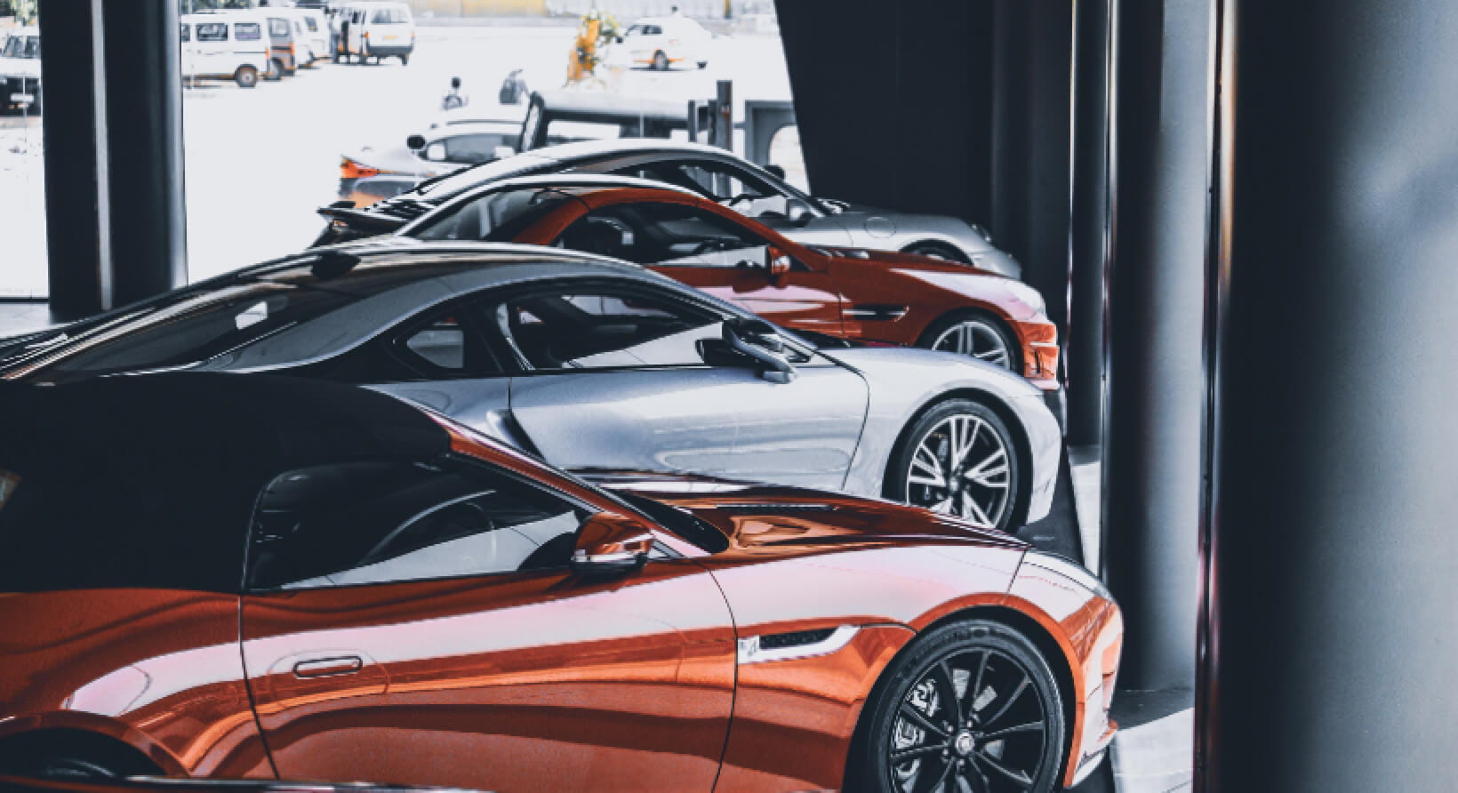 スポーツカーが4台並んでいる店内の様子