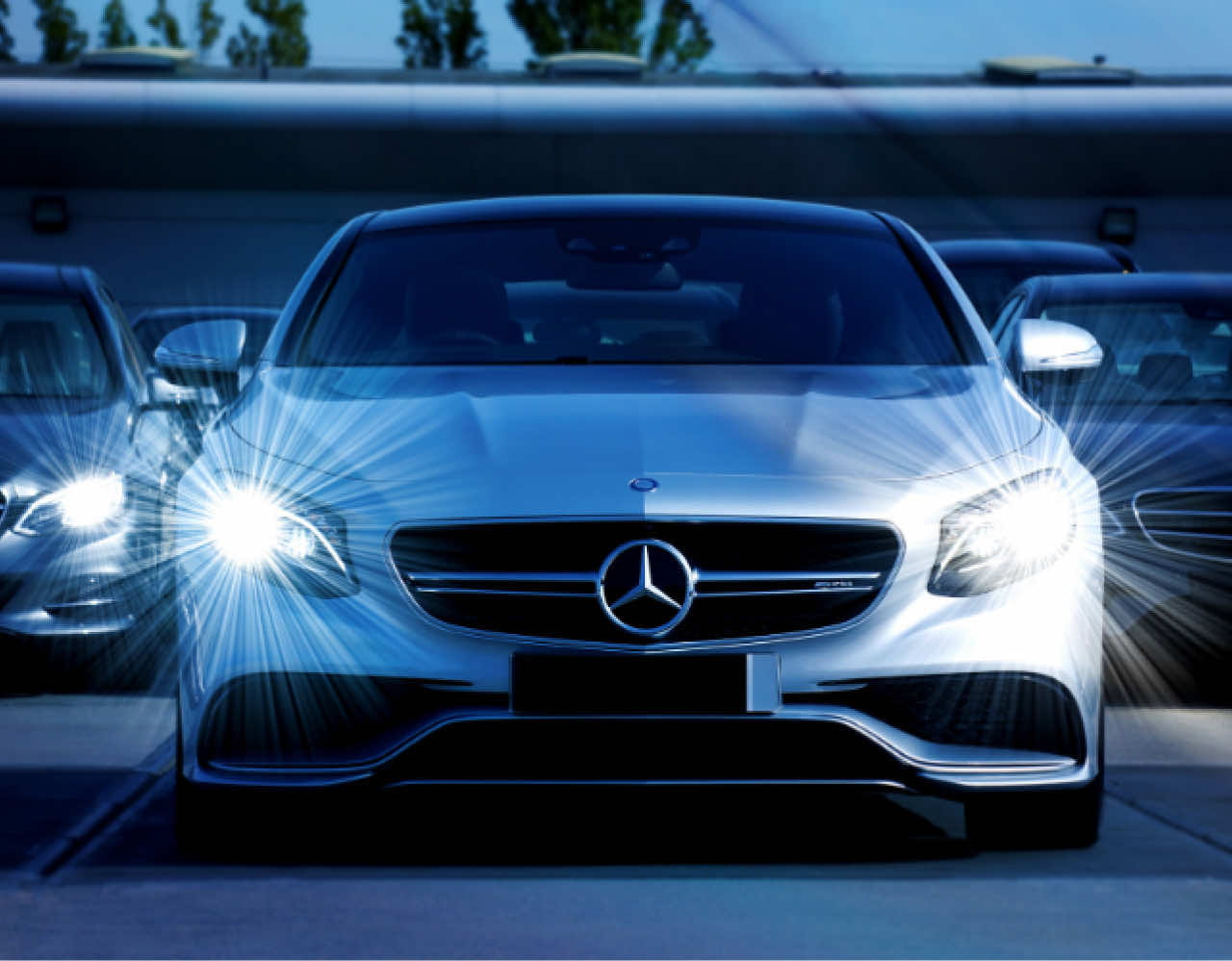 ヘッドライトが点いたメルセデスベンツのスポーツカー