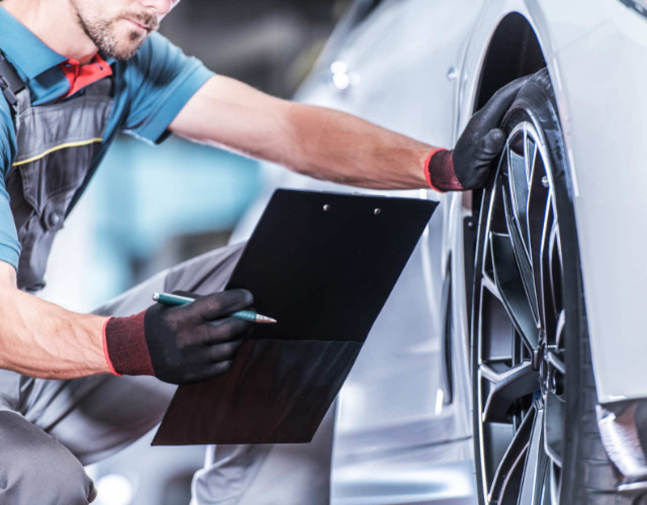 タイヤの点検をしている様子