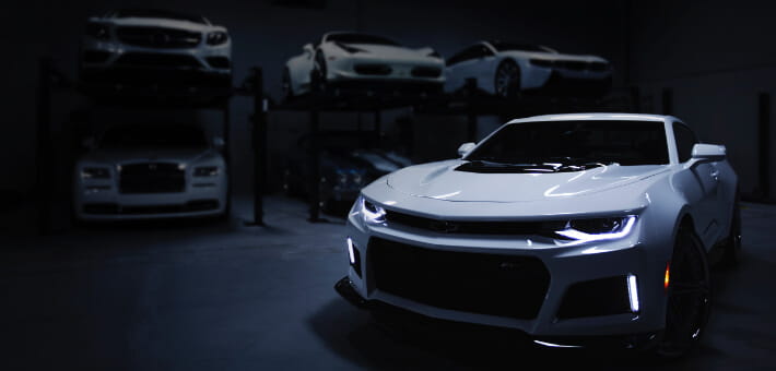 真っ暗の部屋にある真っ白なスポーツカー