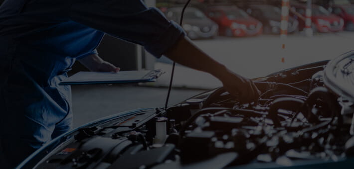 ボンネットの中を整備している様子