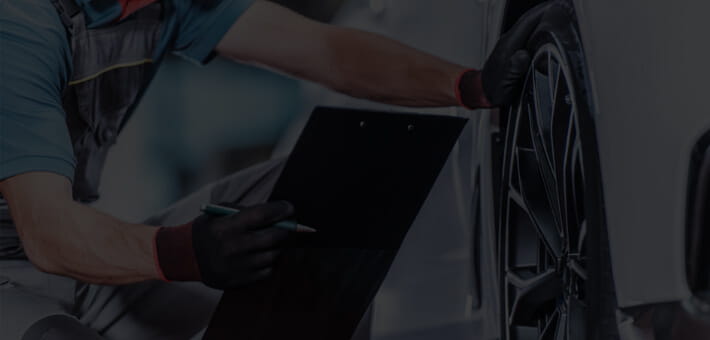 タイヤを修理している様子