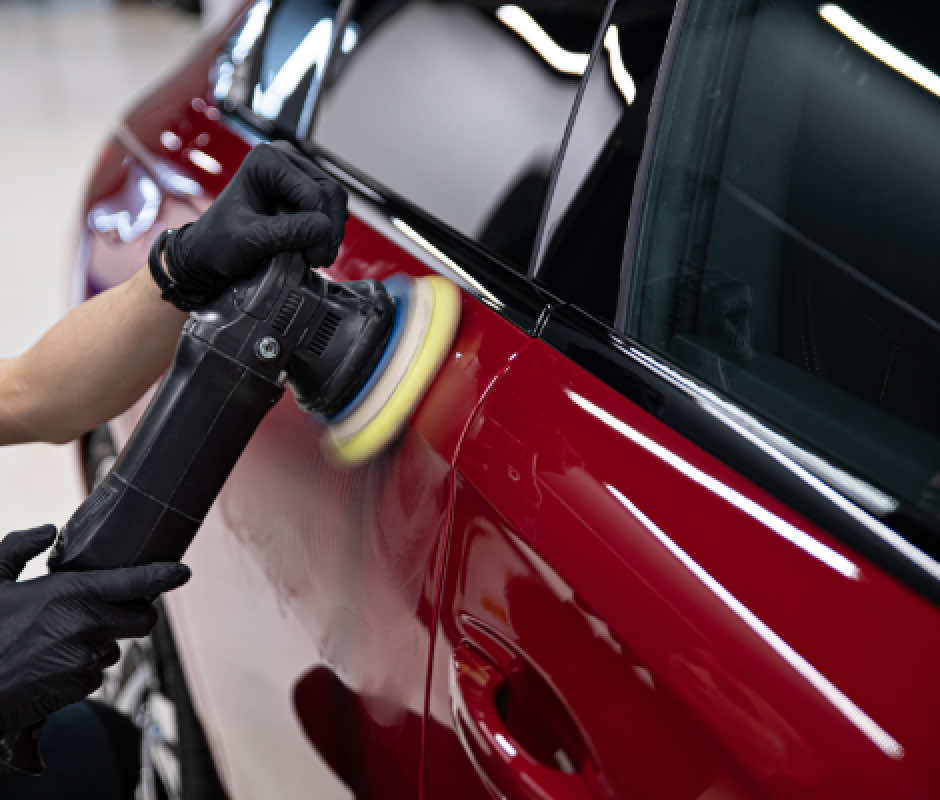 赤色の車を磨いている様子