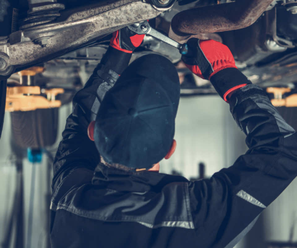 車の下を修理している様子