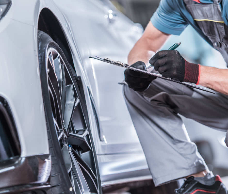 タイヤの点検をしている様子