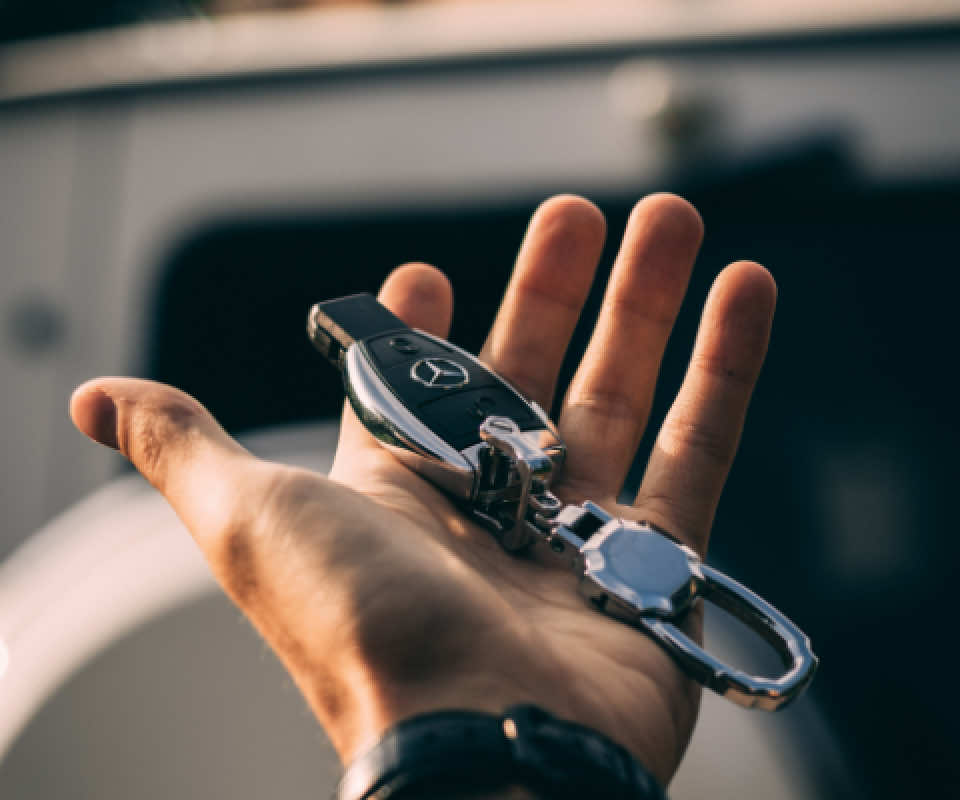 左手の上にあるメルセデスベンツの鍵