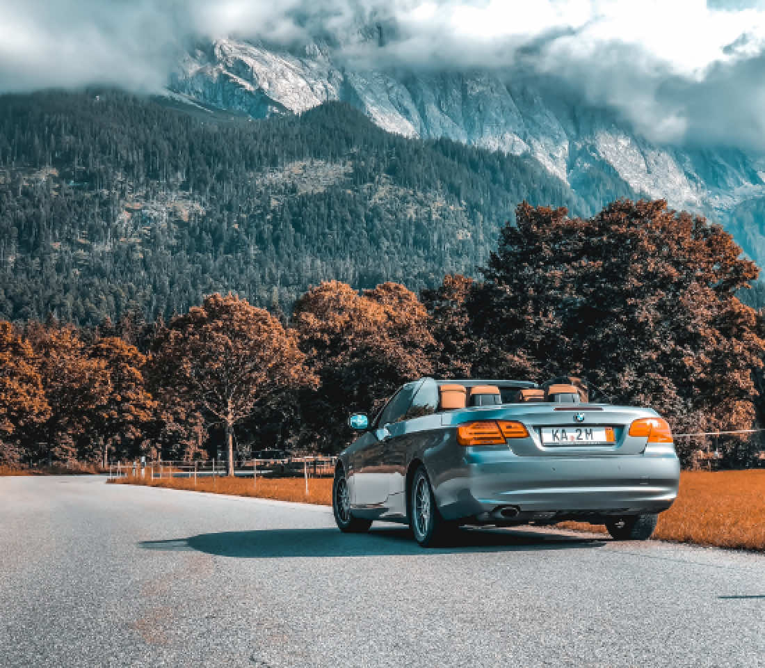 山の麓に停まっている、グレーのオープンカー