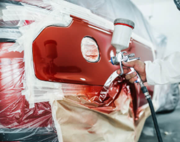 リアバンパーについた傷を板金している様子