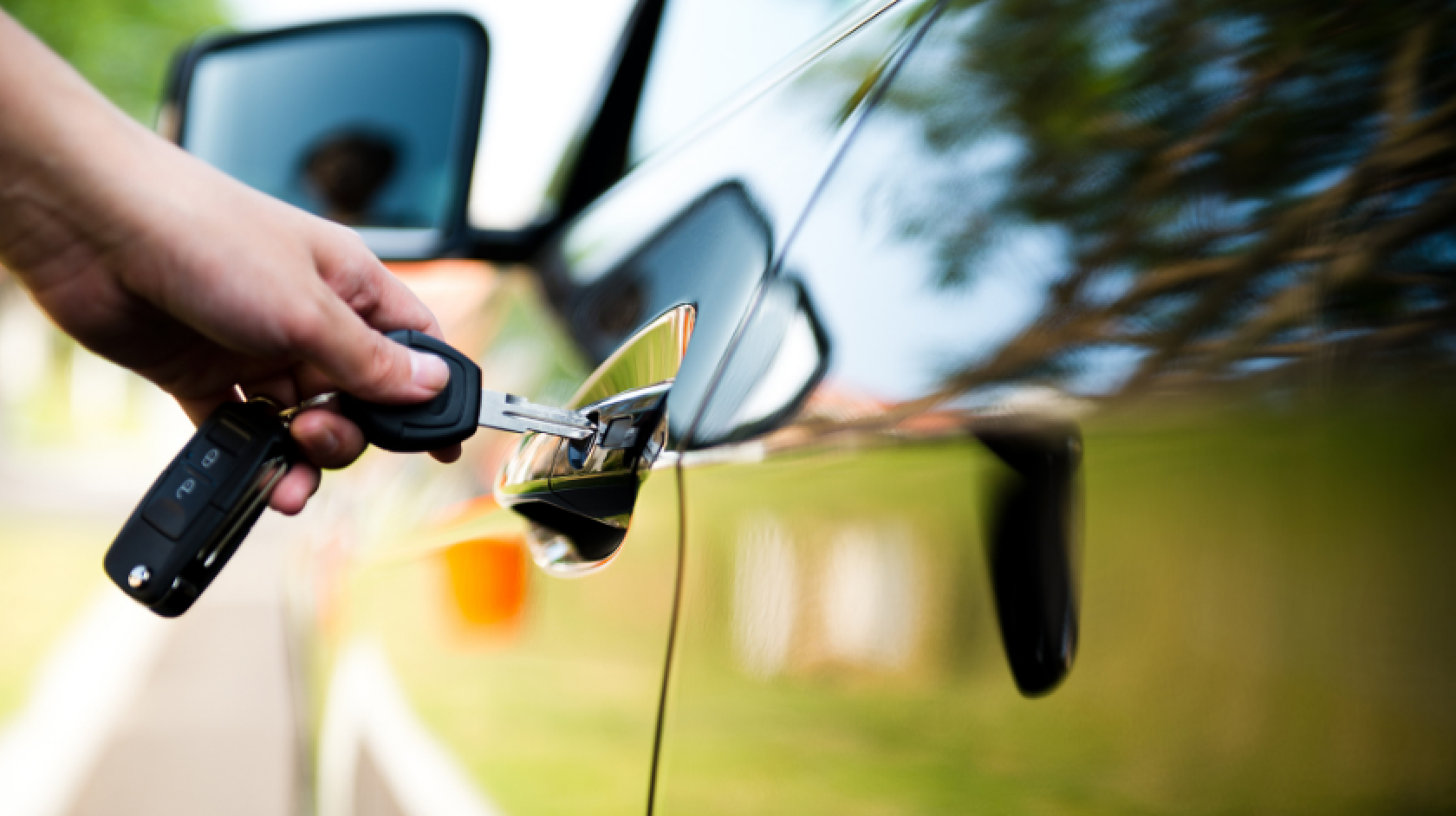 車の鍵を開けている様子